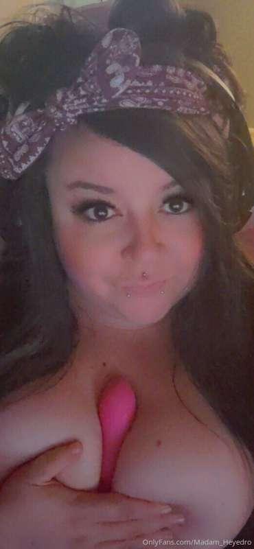 Hi boys! im going LIVE right here on OF for Titty Tuesday!! ..