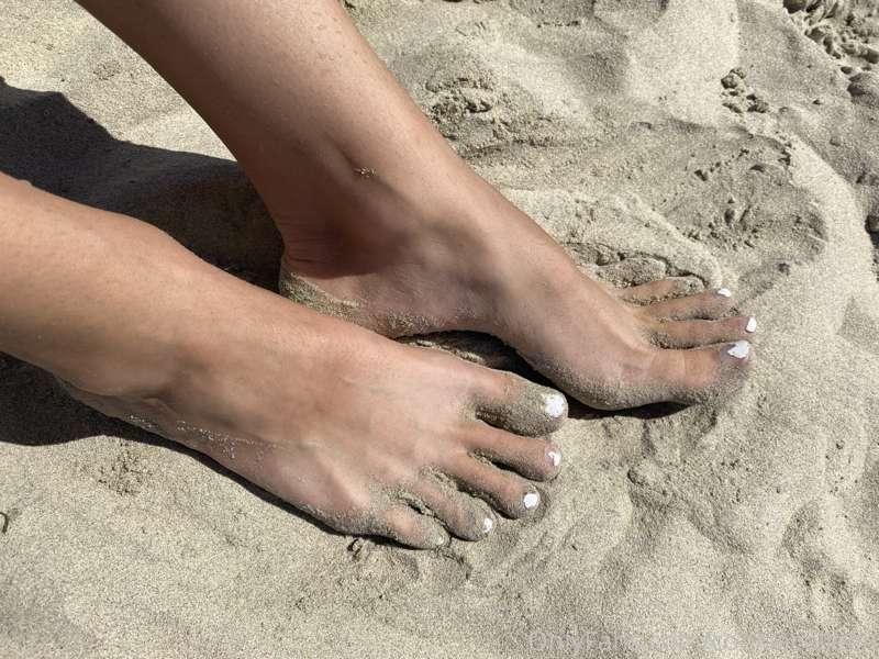 For those that like both the beach and feet 😄 thinking of yo..
