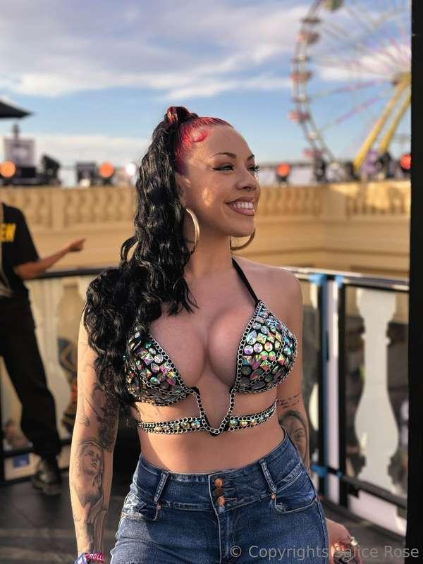 WHO IS READY FOR MONDAY!?!? DM ME TO START THE WEEK OF HOT!!..