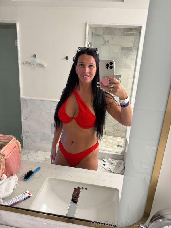 One look, one smile and you're hooked! That's the tan magic ..