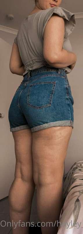 It’s starting to get warmer which means I get to wear easy a..