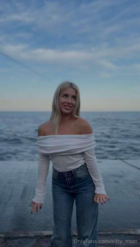 Just me and the sea breeze… you’d love the view🌊😉