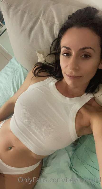 At home tonight! Sexting in the DMs so message me or tip thi..