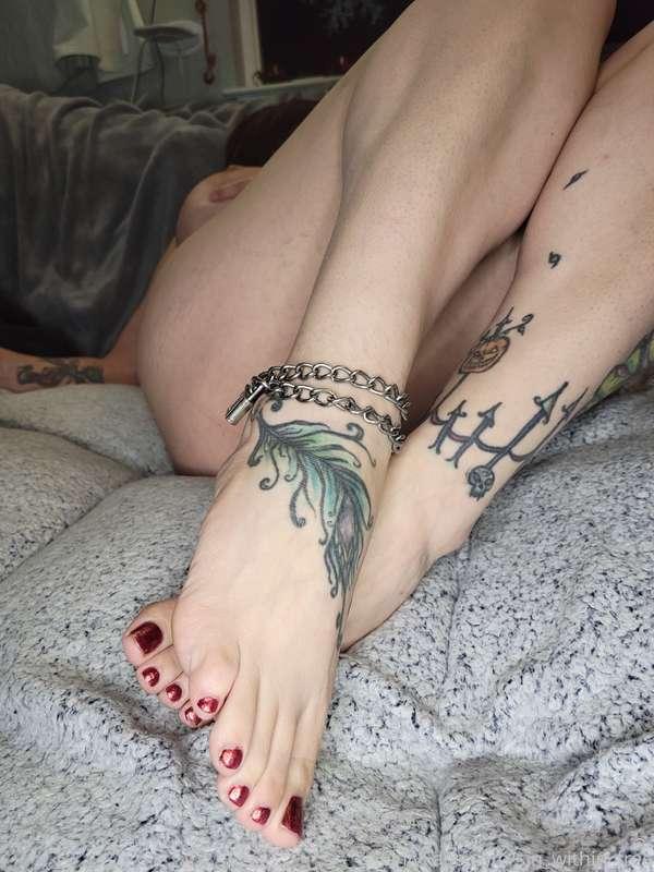 Foot fetish Friday!!!! Who loves feet?