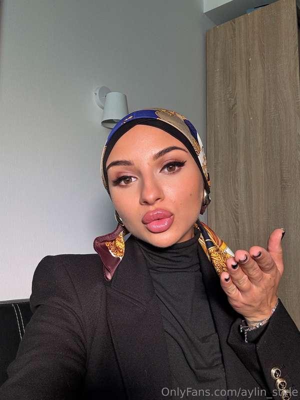 Catch... my most sincere, warm, slightly playful air kiss 💋 ..