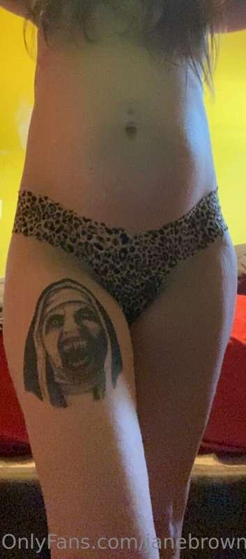 Just a thong and a pregnant belly 🥵🥵 wipe your drool, send y..