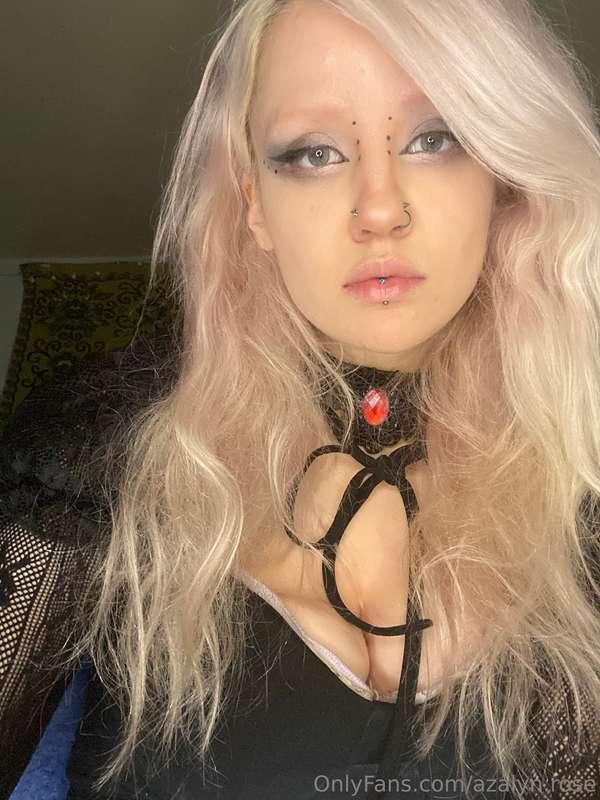 Goth mommy rose is here to pleasure 🌹