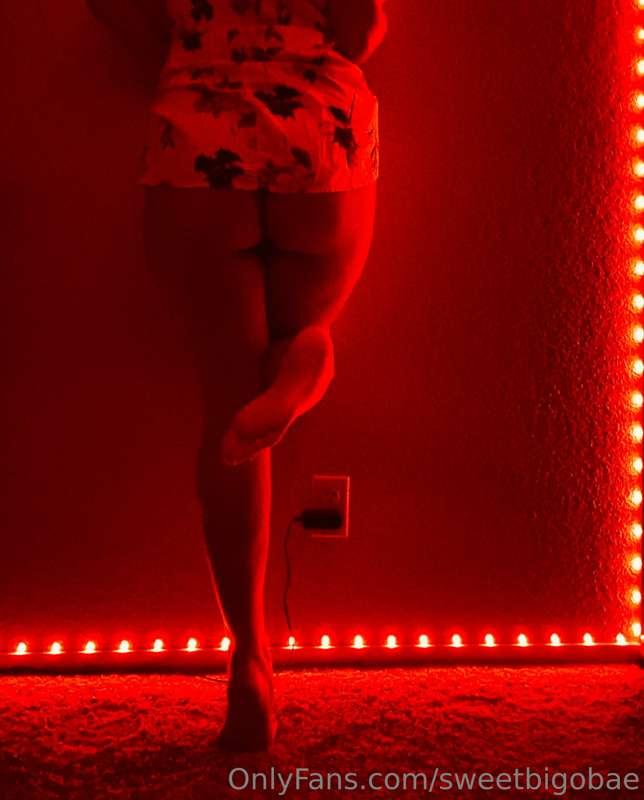Question is, who wants to bend me over?🤤😉 happy Monday daddy..