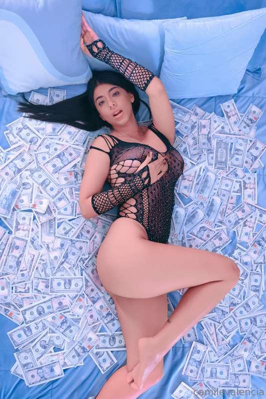 Holiii bebito😳
Envie contenido muy HOT al DM 😈