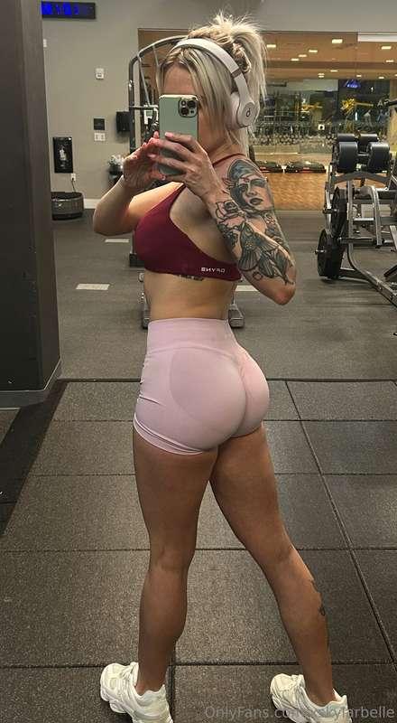 Happy Valentines Day from me & my booty 💘💋🩷