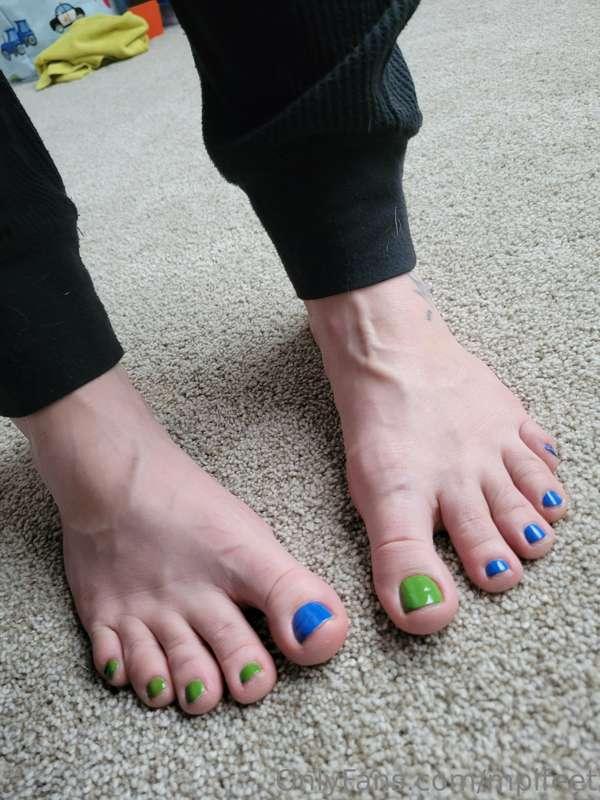 I went and got a mani/ pedi. Do you like it?
💚💙