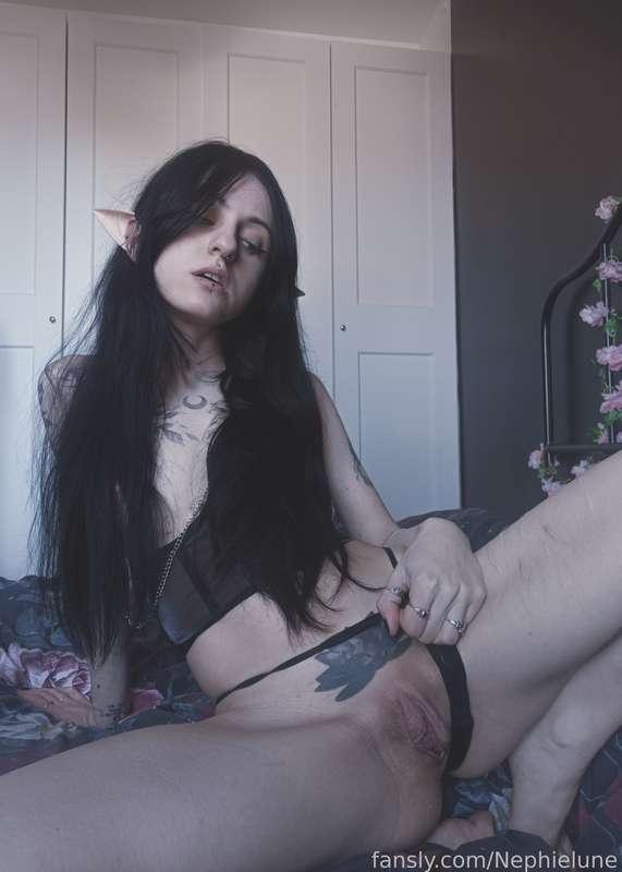 Kiss it? 🖤👉🏻👈🏻

 · ˚☁︎ ｡⋆ ☽˚｡ · #goth #alternative #petite #brunette #witch #tattoos #fantasy #flashing #pussy · ｡˚☾ ⋆ ｡ ☁︎˚ · 
