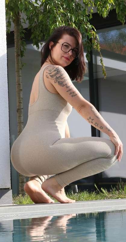 Magst du meinen Blick von hinten? 🍑Komm näher… ich hab ihn n..