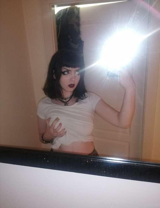 Swipe to pull up my top😉
