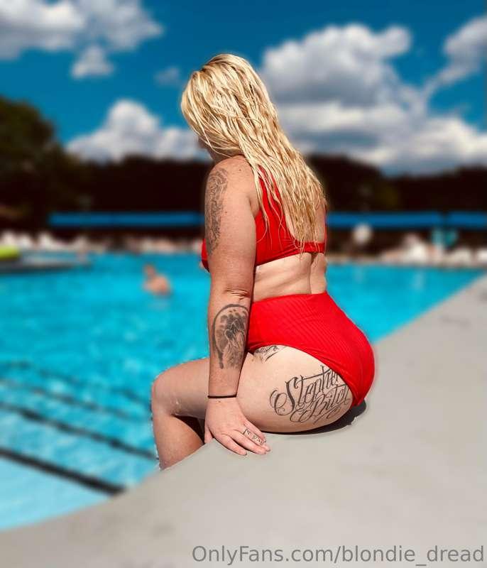 Pool Side 🏖️