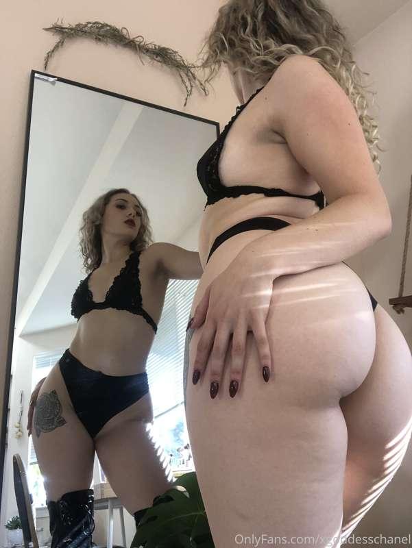 Admiring myself while you admire me. ❤️