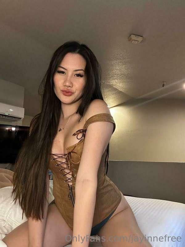 @freeprincessapril is a sexy vietnamese girl who needs an ✨ ..