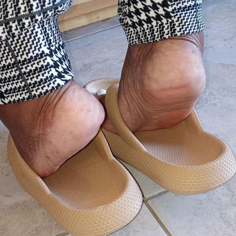 Aunty’s thick feet