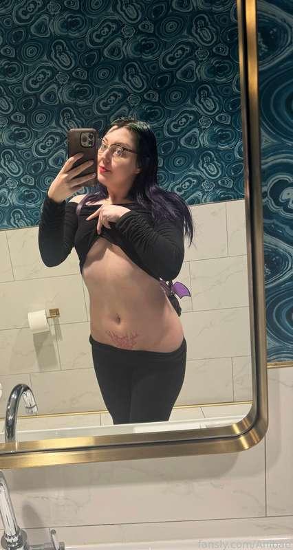 Naughty stream tonight at 9pm ish MST 💖 can’t wait to have you play with me ;3
I’ve been craving it so badly ;3

#lewdtuber #vtuber #livestream #live #stream #fyp #alt #wombtattoo #glasses #tummy #tattoo #dom #switch