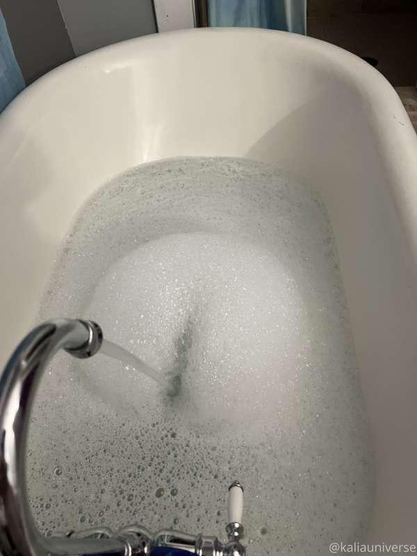 Every time I do a bubble bath it makes this shape, lol. 👀 de..