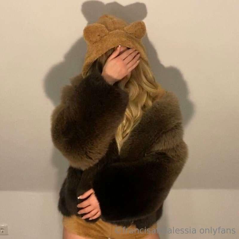 let’s welcome our sexy christmas teddy alessia and a preview..