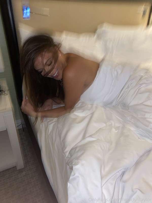 Can’t sleep 😴 who wants to sext with me tonight ?! Shoot me ..