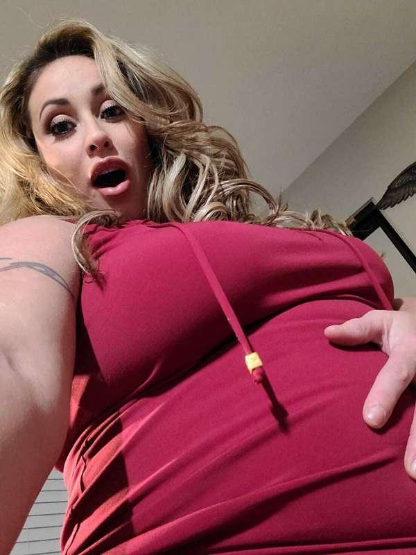 Feeling these MILF vibes with this big 22 week baby bump 😍 G..