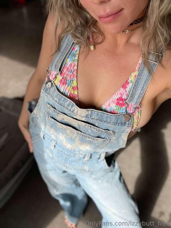 I've been having sooo much fun in my overalls lately! 