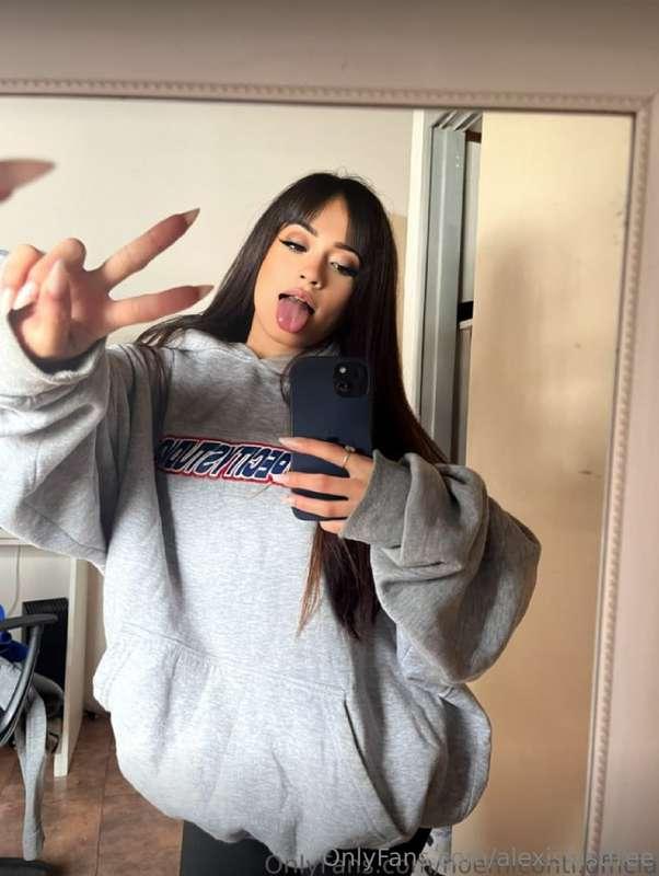 𝐅𝐑𝐄𝐄 𝐒𝐔𝐁👉 @noemiconti.official🙈🔞Im Noemi, an 18 year old. I’..