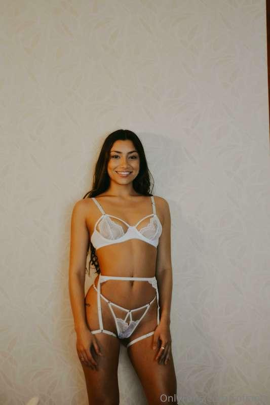 i loveeeee white lingerie 🤍🤍🤍