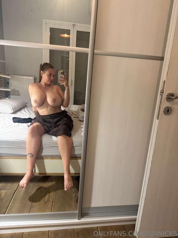 Tits and toes 🙈😜🤭