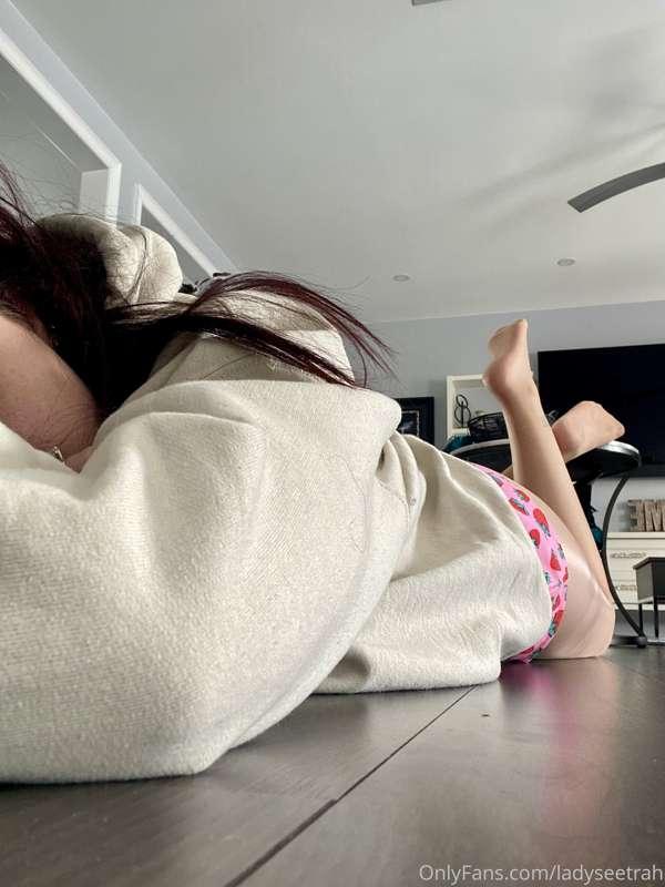 Shall I get closer? 🦶 🍑