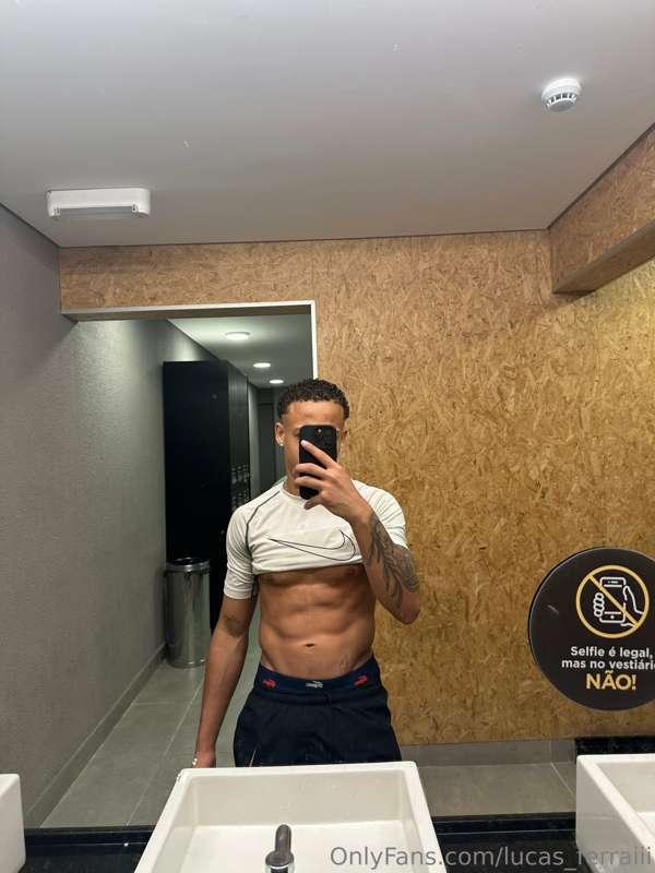 @lucas_ferraiii