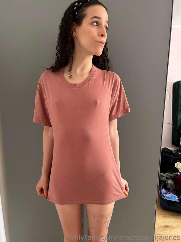 Keeping it cozy in my fave oversized tee 🌸😌 Who else loves l..