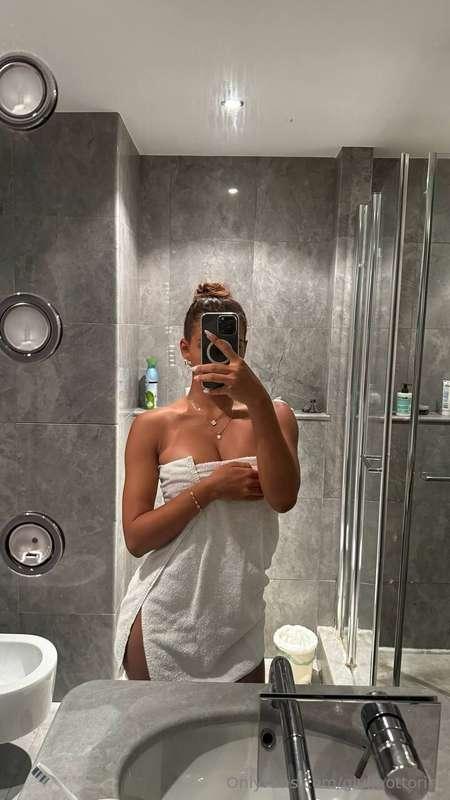Dai, vieni a fare una bella doccia calda post lavoro con me😈