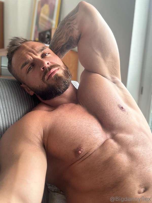 Hot day right? Wanna relax with daddy?😏🔥