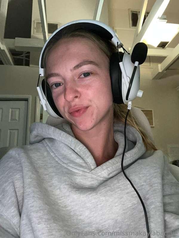 Do I make a cute gamer girl? 😌