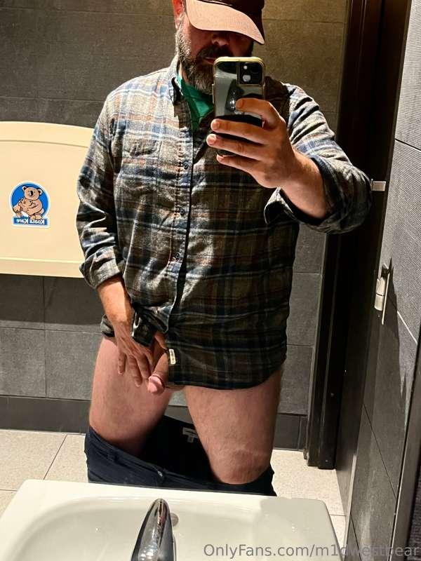 Coffee run = bathroom pics .... And a little 👋🏻 hello