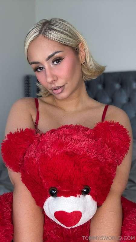 Happy Valentines Day! Slide in my DMs & ask for my Lovers Bu..