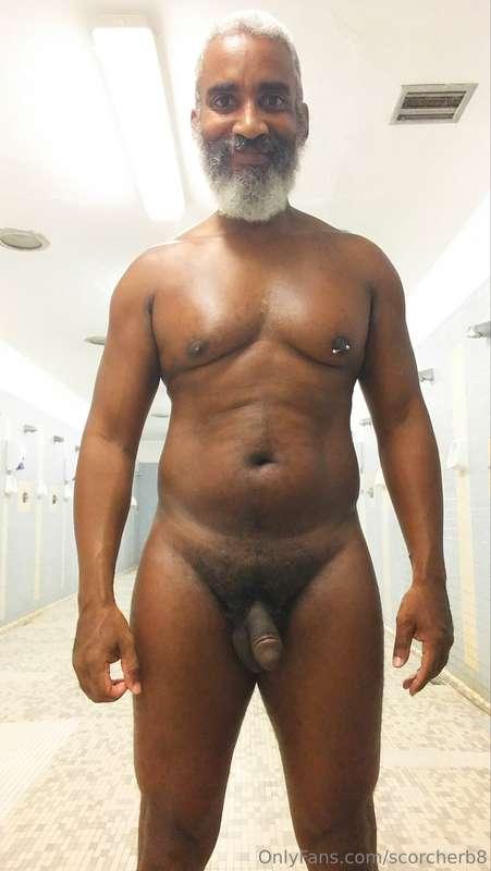 Frontal Friday!  #beard #musculardaddy #gay #feet #gaycruisi..