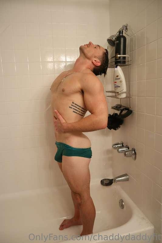 Happy Friday! Washing the week off.. 👀