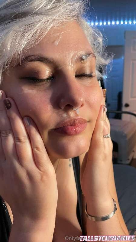Rubbing in my NATURAL moisturizer 🙈  PS: if you’re new here,..