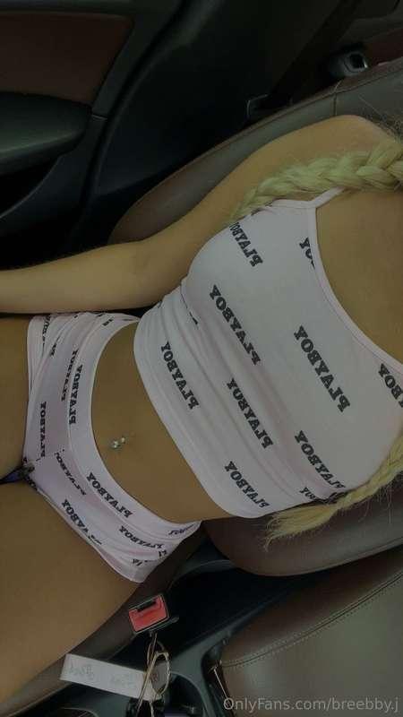 Bet I’m your favorite distraction 🖤