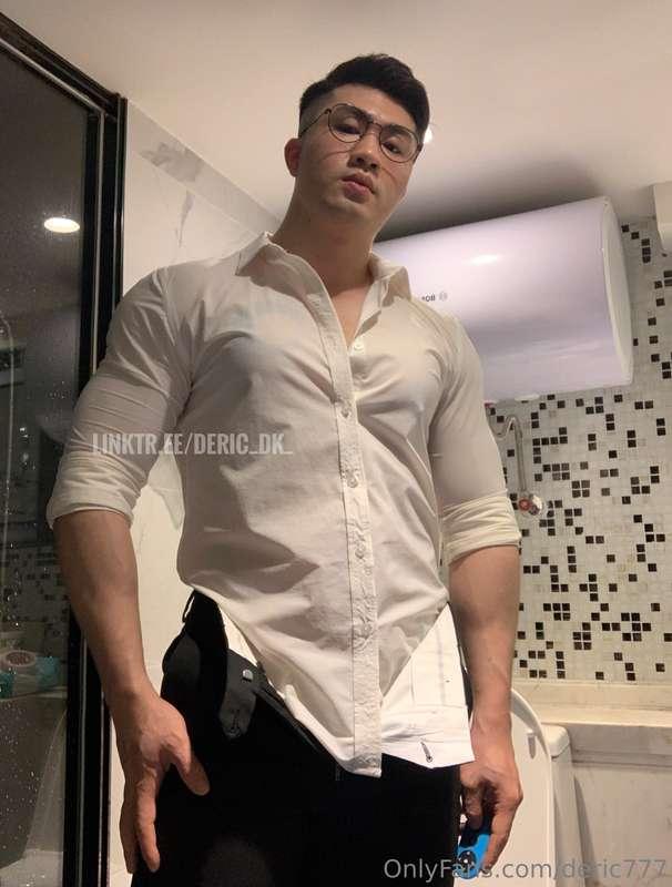 G-string+black stockings+muscular figure = allure 100%😆If yo..