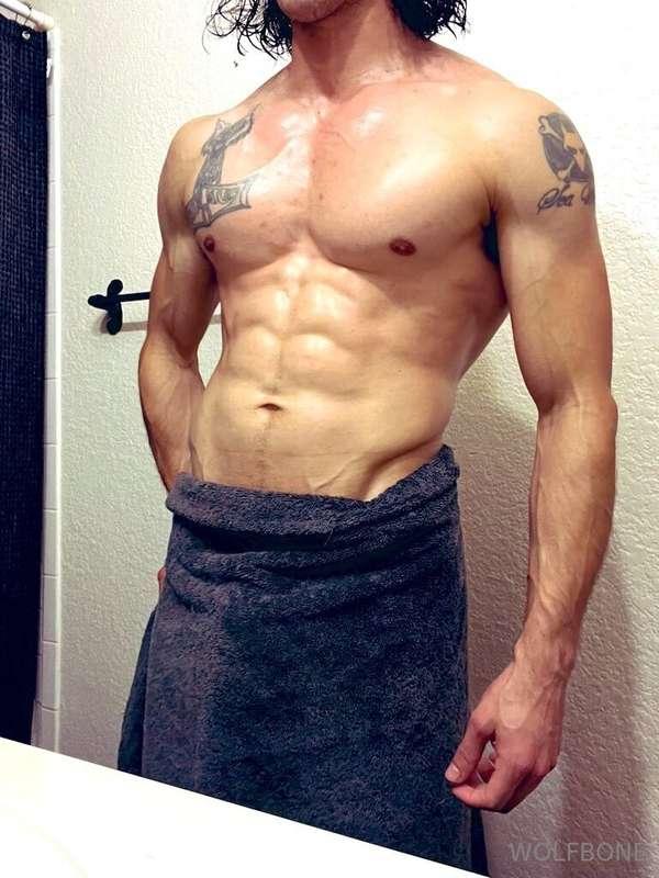 Come oil me up after the gym and I’ll give you a big treat 🦴..