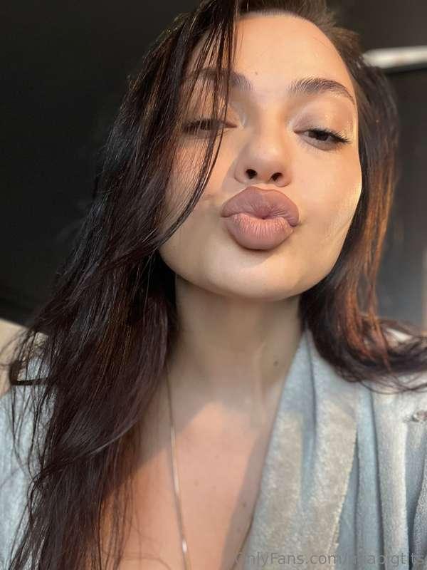 Morning kiss🥰😘