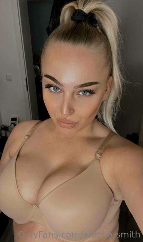 Relaxing on a Sunday barely dressed is just the best 🥰