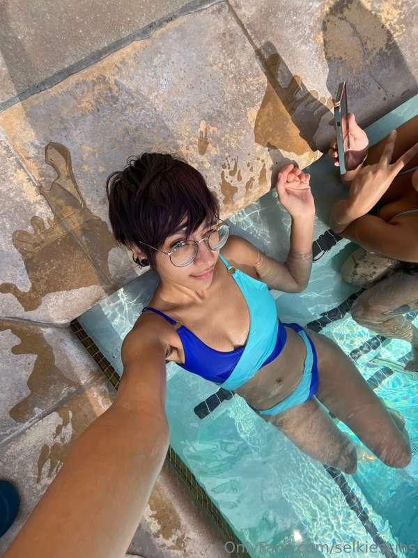 Happy Holidays from my pool in CA 🖤 slowly coming back to wo..
