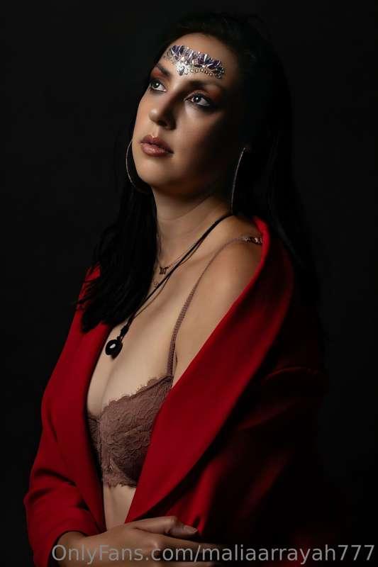 She’ll devour you in red and you’d like it 🧛🏻‍♀️😈❤️‍🔥