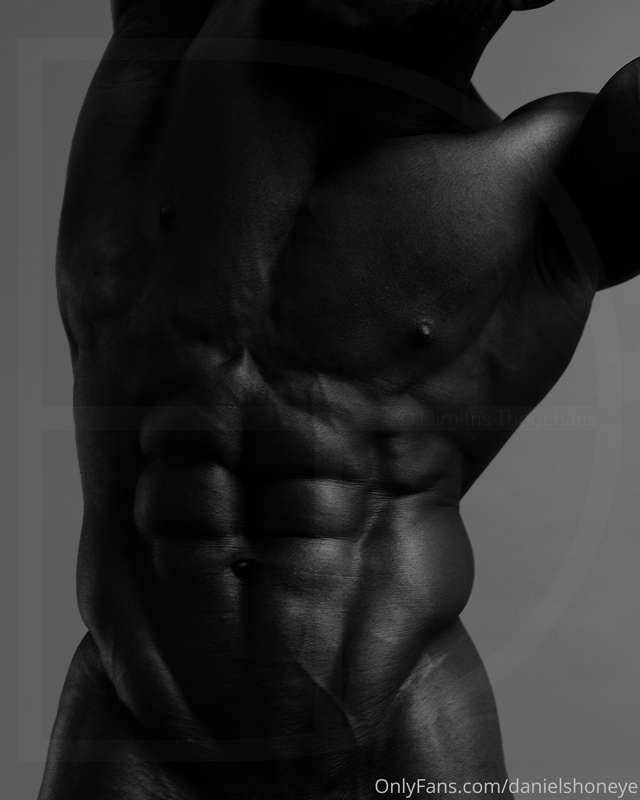 danielshoneye image #0